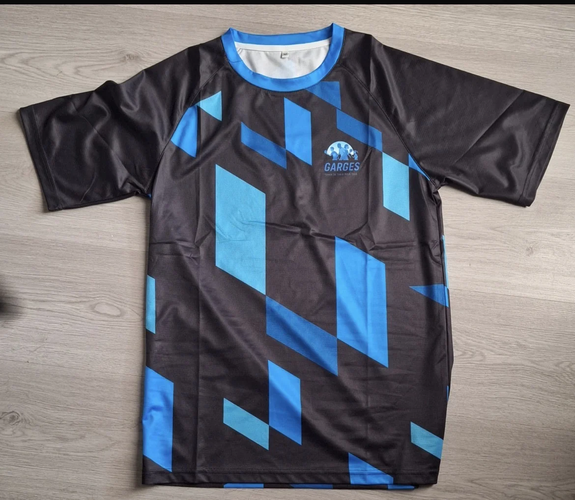 Maillot officiel du club de tennis de table de Garges-lès-Gonesse, bleu et rouge