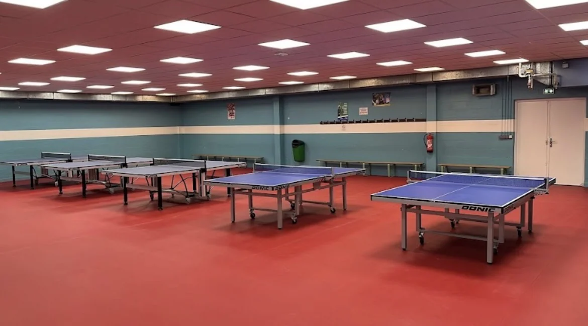 Entraînement dans la salle du club de tennis de table de Garges-lès-Gonesse, équipée de tables DONIC